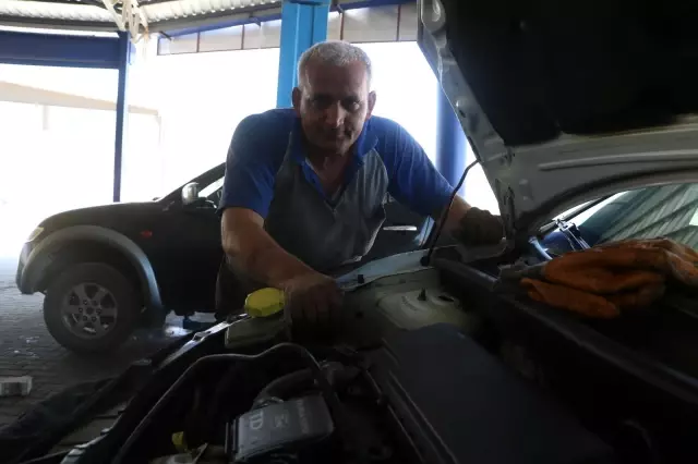 1984 model otomobili iş yerinin çatısına koydu! Gören dönüp bir daha bakıyor 1984 model otomobili iş yerinin çatısına koydu! Gören dönüp bir daha bakıyor