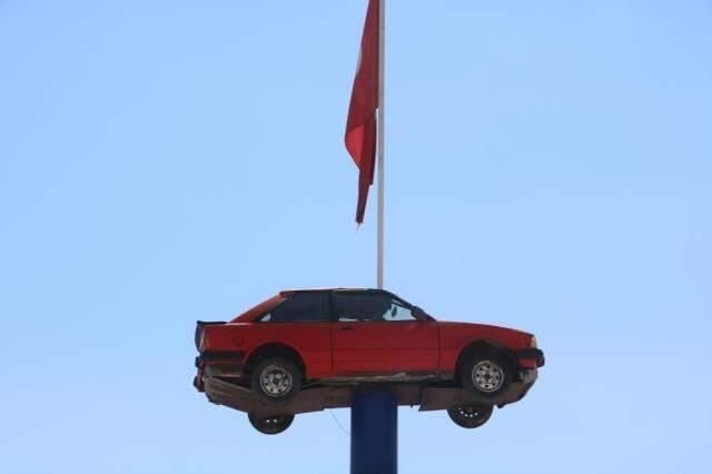 1984 model otomobili iş yerinin çatısına koydu! Gören dönüp bir daha bakıyor 1984 model otomobili iş yerinin çatısına koydu! Gören dönüp bir daha bakıyor