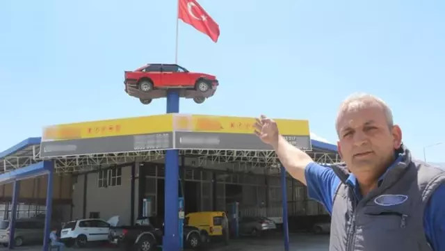 1984 model otomobili iş yerinin çatısına koydu! Gören dönüp bir daha bakıyor 1984 model otomobili iş yerinin çatısına koydu! Gören dönüp bir daha bakıyor