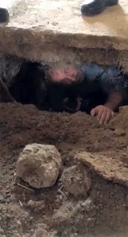Hapis cezasından kaçtı, fosseptiğe saklandı Hapis cezasından kaçtı, fosseptiğe saklandı