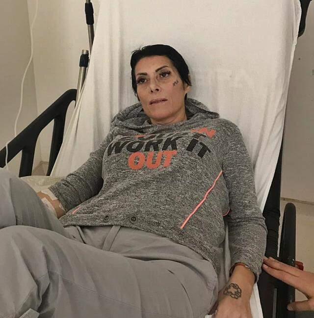 3. kez kansere yakalanan şarkıcı Gülay, vasiyetini hazırlattı 3. kez kansere yakalanan şarkıcı Gülay, vasiyetini hazırlattı