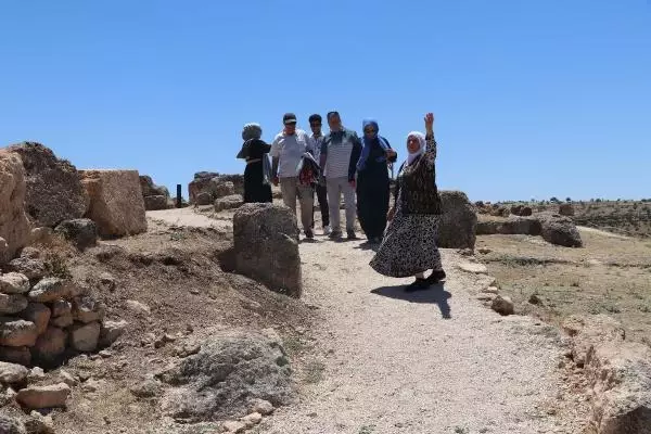 60'INDAN SONRA DÜNYAYI GEZDİ; GELEN YAKINLARINA GÜNEYDOĞU'YU TANITIYOR