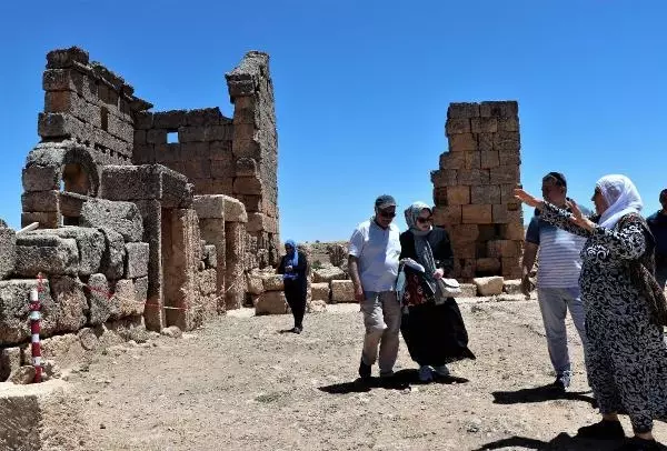 60'INDAN SONRA DÜNYAYI GEZDİ; GELEN YAKINLARINA GÜNEYDOĞU'YU TANITIYOR