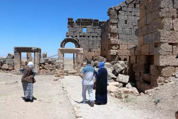 60'INDAN SONRA DÜNYAYI GEZDİ; GELEN YAKINLARINA GÜNEYDOĞU'YU TANITIYOR