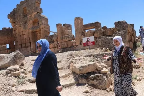 60'INDAN SONRA DÜNYAYI GEZDİ; GELEN YAKINLARINA GÜNEYDOĞU'YU TANITIYOR
