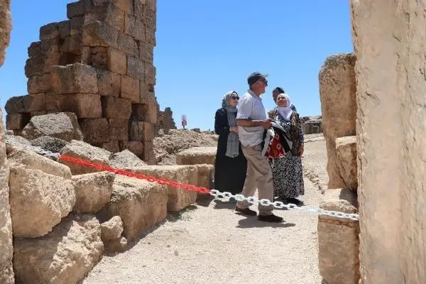 60'INDAN SONRA DÜNYAYI GEZDİ; GELEN YAKINLARINA GÜNEYDOĞU'YU TANITIYOR