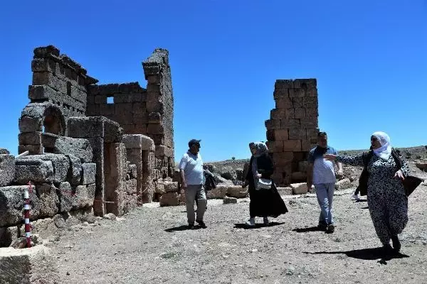 60'INDAN SONRA DÜNYAYI GEZDİ; GELEN YAKINLARINA GÜNEYDOĞU'YU TANITIYOR