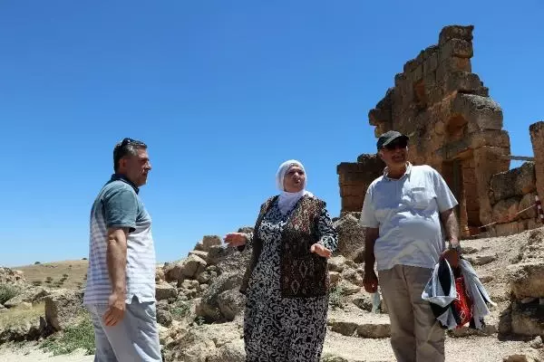 60'INDAN SONRA DÜNYAYI GEZDİ; GELEN YAKINLARINA GÜNEYDOĞU'YU TANITIYOR