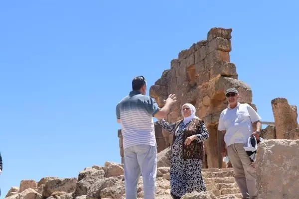 60'INDAN SONRA DÜNYAYI GEZDİ; GELEN YAKINLARINA GÜNEYDOĞU'YU TANITIYOR