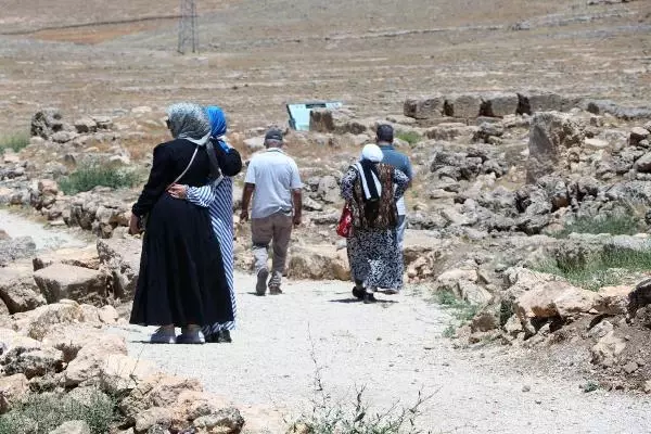 60'INDAN SONRA DÜNYAYI GEZDİ; GELEN YAKINLARINA GÜNEYDOĞU'YU TANITIYOR