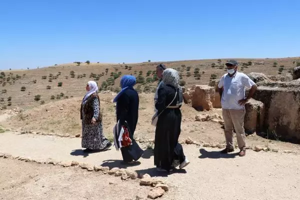 60'INDAN SONRA DÜNYAYI GEZDİ; GELEN YAKINLARINA GÜNEYDOĞU'YU TANITIYOR