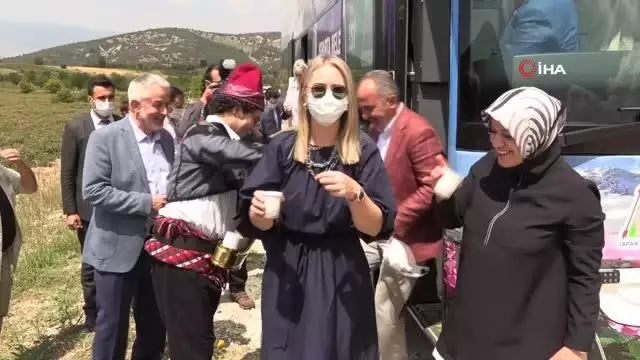 8 belediye başkanı ve 4 milletvekili Isparta'da gül topladı 8 belediye başkanı ve 4 milletvekili Isparta'da gül topladı