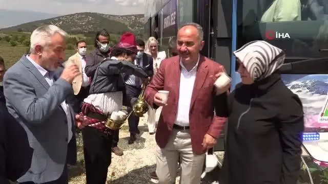 8 belediye başkanı ve 4 milletvekili Isparta'da gül topladı 8 belediye başkanı ve 4 milletvekili Isparta'da gül topladı