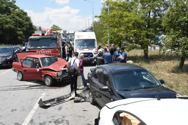 Son dakika! ESKİŞEHİR - 3 aracın karıştığı zincirleme trafik kazasında 8 kişi yaralandı