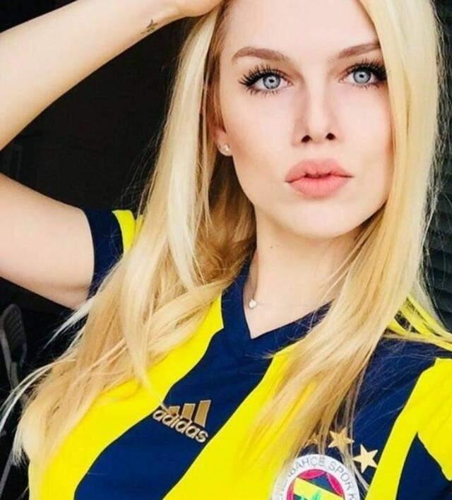 A Milli Takım'ı desteklediğini paylaşan Hollandalı model, Türk takipçilerini mest etti A Milli Takım'ı desteklediğini paylaşan Hollandalı model, Türk takipçilerini mest etti