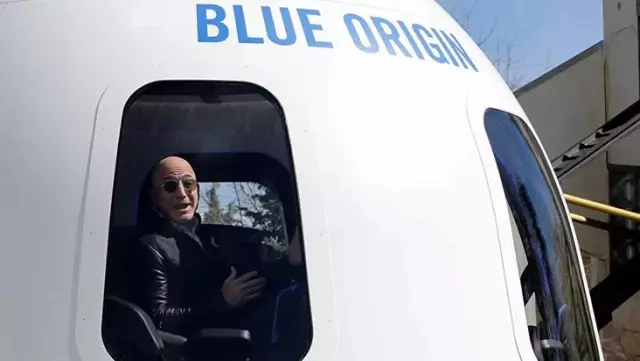 Adını açıklamayan bir kişi, ABD'li milyarder Bezos'a uzay yolculuğunda eşlik etmek için 28 milyon dolar ödedi Adını açıklamayan bir kişi, ABD'li milyarder Bezos'a uzay yolculuğunda eşlik etmek için 28 milyon dolar ödedi
