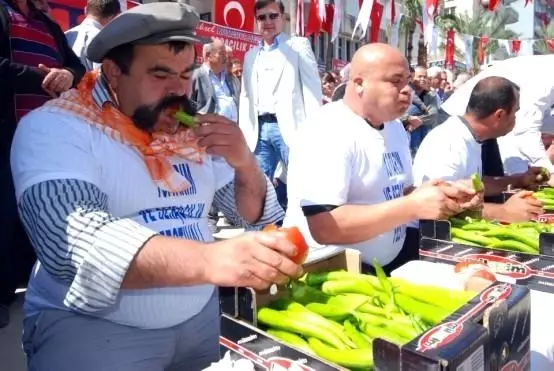 Acı biber yeme turnuvalarının değişmez yarışmacısı hayatını kaybetti Acı biber yeme turnuvalarının değişmez yarışmacısı hayatını kaybetti