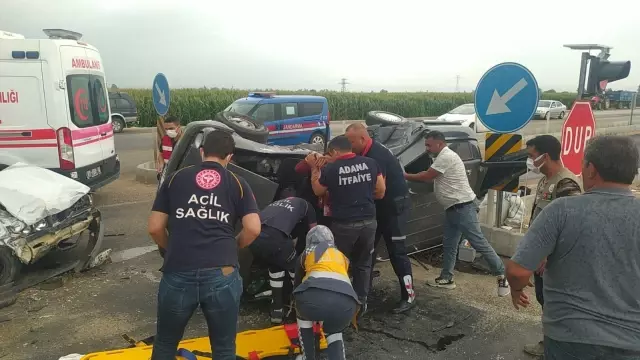 İki otomobil çarpıştı: 5 yaralı İki otomobil çarpıştı: 5 yaralı