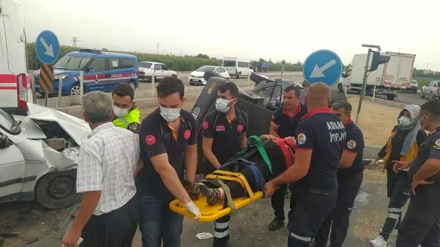 İki otomobil çarpıştı: 5 yaralı İki otomobil çarpıştı: 5 yaralı