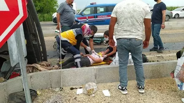 ADANA'DA OTOMOBİLLER ÇARPIŞTI: 1'İ ÇOCUK 5 YARALI ADANA'DA OTOMOBİLLER ÇARPIŞTI: 1'İ ÇOCUK 5 YARALI