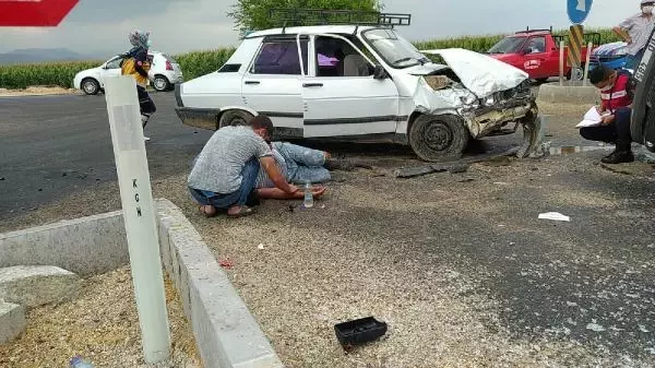 ADANA'DA OTOMOBİLLER ÇARPIŞTI: 1'İ ÇOCUK 5 YARALI ADANA'DA OTOMOBİLLER ÇARPIŞTI: 1'İ ÇOCUK 5 YARALI