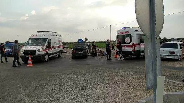 ADANA'DA OTOMOBİLLER ÇARPIŞTI: 1'İ ÇOCUK 5 YARALI ADANA'DA OTOMOBİLLER ÇARPIŞTI: 1'İ ÇOCUK 5 YARALI