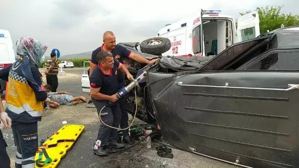 ADANA'DA OTOMOBİLLER ÇARPIŞTI: 1'İ ÇOCUK 5 YARALI ADANA'DA OTOMOBİLLER ÇARPIŞTI: 1'İ ÇOCUK 5 YARALI