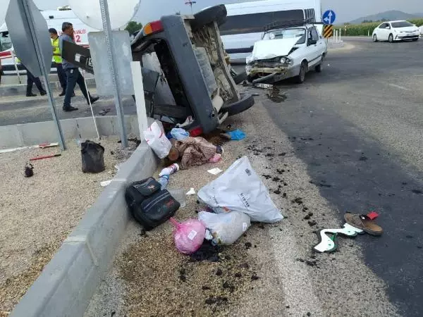 ADANA'DA OTOMOBİLLER ÇARPIŞTI: 1'İ ÇOCUK 5 YARALI ADANA'DA OTOMOBİLLER ÇARPIŞTI: 1'İ ÇOCUK 5 YARALI
