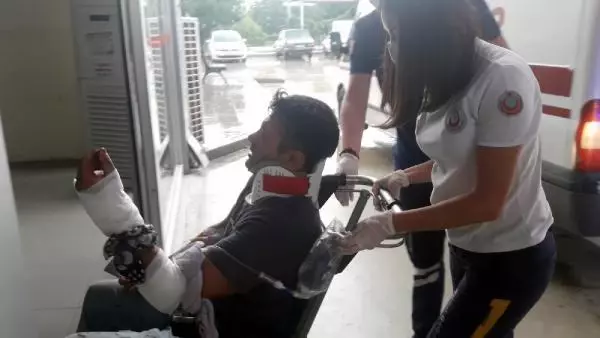 ADANA'DA OTOMOBİLLER ÇARPIŞTI: 1'İ ÇOCUK 5 YARALI ADANA'DA OTOMOBİLLER ÇARPIŞTI: 1'İ ÇOCUK 5 YARALI