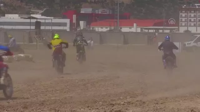 AFYONKARAHİSAR - Motokros şampiyonaları antrenman turlarıyla başladı
