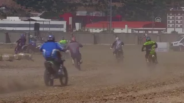 AFYONKARAHİSAR - Motokros şampiyonaları antrenman turlarıyla başladı