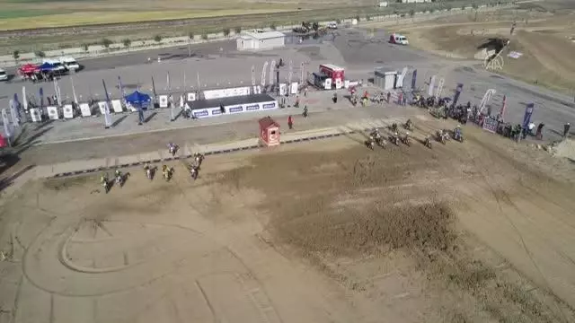AFYONKARAHİSAR - Motokros şampiyonalarının ilk günü tamamlandı AFYONKARAHİSAR - Motokros şampiyonalarının ilk günü tamamlandı