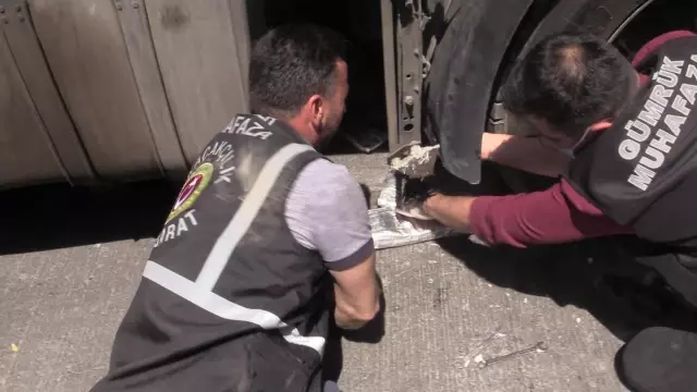 Yabancı plakalı tırın çamurluklarında 30 kilo 468 gram afyon sakızı ele geçirildi