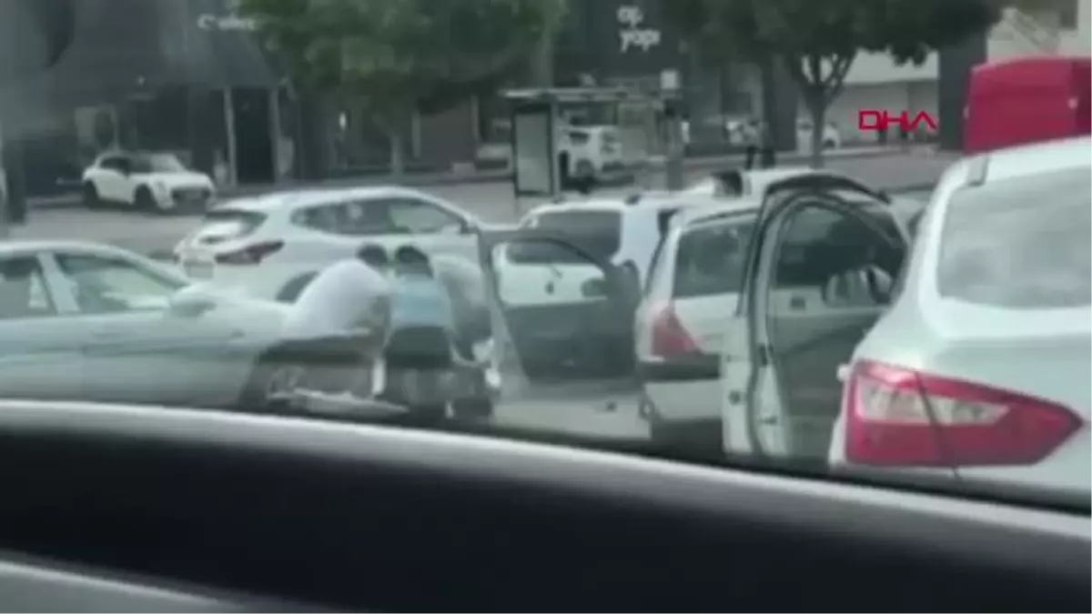 ANTALYA'DA 2 KADIN SÜRÜCÜ TRAFİKTE SAÇ SAÇA KAVGA ETTİ