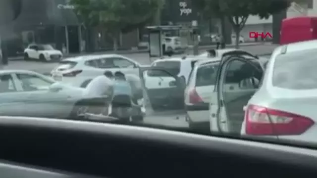 ANTALYA'DA 2 KADIN SÜRÜCÜ TRAFİKTE SAÇ SAÇA KAVGA ETTİ ANTALYA'DA 2 KADIN SÜRÜCÜ TRAFİKTE SAÇ SAÇA KAVGA ETTİ