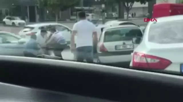 ANTALYA'DA 2 KADIN SÜRÜCÜ TRAFİKTE SAÇ SAÇA KAVGA ETTİ ANTALYA'DA 2 KADIN SÜRÜCÜ TRAFİKTE SAÇ SAÇA KAVGA ETTİ