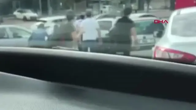 ANTALYA'DA 2 KADIN SÜRÜCÜ TRAFİKTE SAÇ SAÇA KAVGA ETTİ ANTALYA'DA 2 KADIN SÜRÜCÜ TRAFİKTE SAÇ SAÇA KAVGA ETTİ