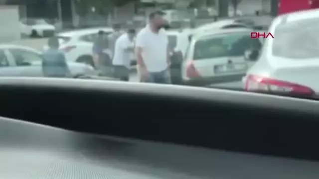 ANTALYA'DA 2 KADIN SÜRÜCÜ TRAFİKTE SAÇ SAÇA KAVGA ETTİ ANTALYA'DA 2 KADIN SÜRÜCÜ TRAFİKTE SAÇ SAÇA KAVGA ETTİ