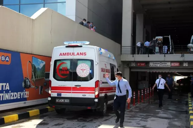 AVM'nin terasına çıkan genç kız aşağı atladı