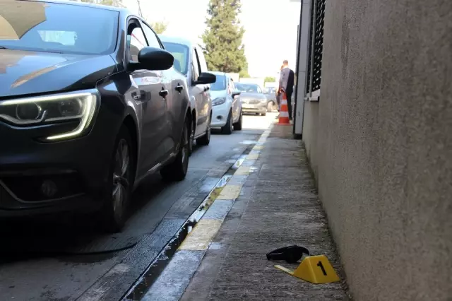 AVM'nin terasına çıkan genç kız aşağı atladı