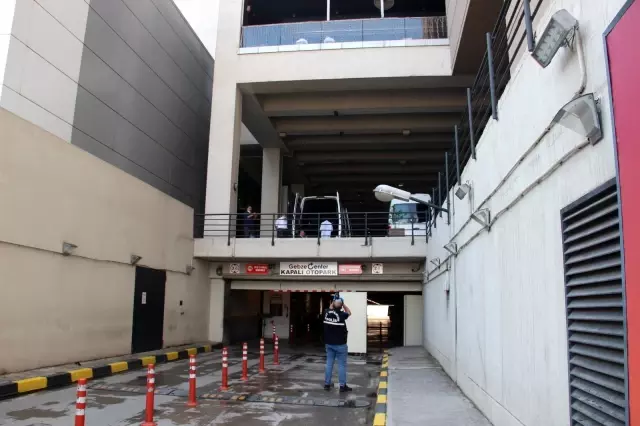 AVM'nin terasına çıkan genç kız aşağı atladı