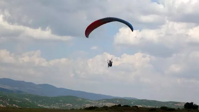 Bingöl'de bin 800 rakımdan atlayan yamaç paraşütçüleri yarıştı Bingöl'de bin 800 rakımdan atlayan yamaç paraşütçüleri yarıştı