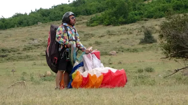 Bingöl'de bin 800 rakımdan atlayan yamaç paraşütçüleri yarıştı Bingöl'de bin 800 rakımdan atlayan yamaç paraşütçüleri yarıştı