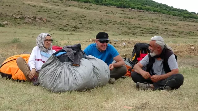 Bingöl'de bin 800 rakımdan atlayan yamaç paraşütçüleri yarıştı Bingöl'de bin 800 rakımdan atlayan yamaç paraşütçüleri yarıştı