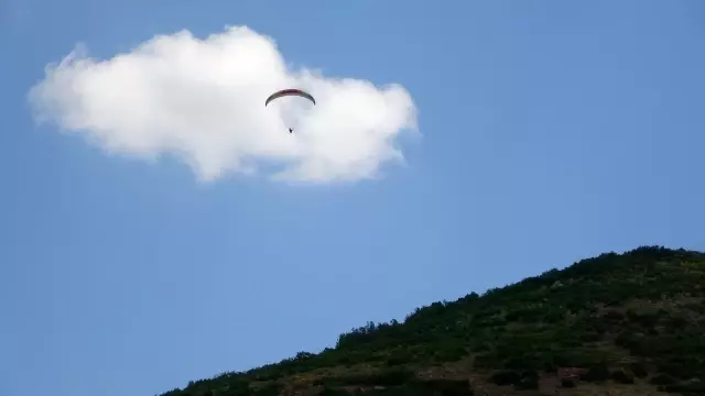Bingöl'de bin 800 rakımdan atlayan yamaç paraşütçüleri yarıştı Bingöl'de bin 800 rakımdan atlayan yamaç paraşütçüleri yarıştı