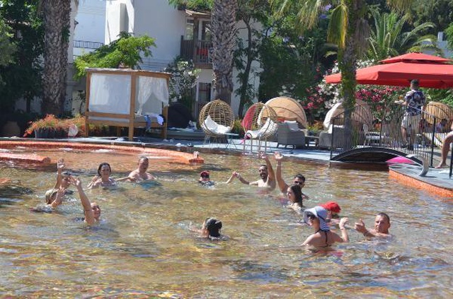 Bodrum'da sahillerde yoğunluk! Güneşi gören denize koştu Bodrum'da sahillerde yoğunluk! Güneşi gören denize koştu