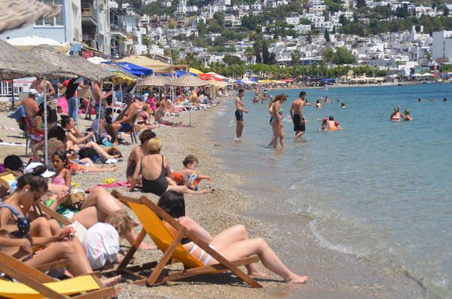 Bodrum'da sahillerde yoğunluk! Güneşi gören denize koştu Bodrum'da sahillerde yoğunluk! Güneşi gören denize koştu