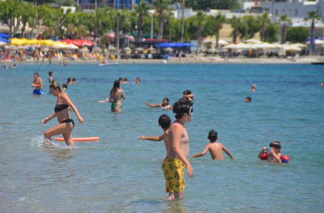 Bodrum'da sahillerde yoğunluk! Güneşi gören denize koştu Bodrum'da sahillerde yoğunluk! Güneşi gören denize koştu