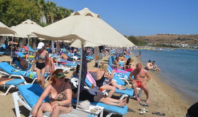 Bodrum'da sahillerde yoğunluk! Güneşi gören denize koştu Bodrum'da sahillerde yoğunluk! Güneşi gören denize koştu