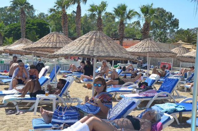 Bodrum'da sahillerde yoğunluk! Güneşi gören denize koştu Bodrum'da sahillerde yoğunluk! Güneşi gören denize koştu
